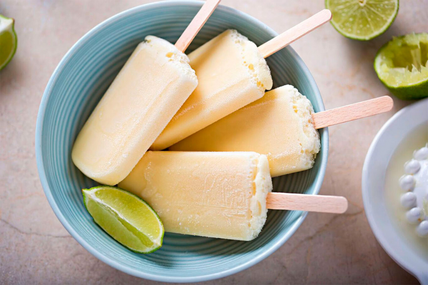 Рецепти літніх десертів: морозиво з авокадо і горіхами, корисні цукерки і полуничний сорбет! 