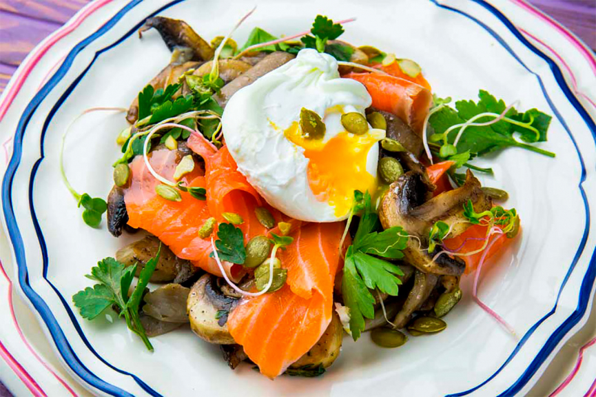 Швидкий сніданок: смажені гриби з яйцем пашот і лососем